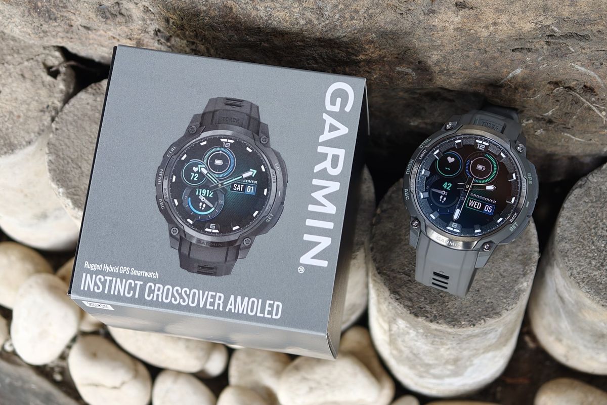 Garmin, Instinct Crossover AMOLED, smartwatch, jarum jam, analog, SmartWatch, instinct crossover amoled, harga Garmin Instinct Crossover AMOLED, Kesan Awal Pakai Smartwatch Garmin Instinct Crossover AMOLED, Jam Tangguh yang Ringan, Ada jarum jam analog, Desain bodi tangguh, Punya senter, Tak terlalu besar dan nyaman dipakai