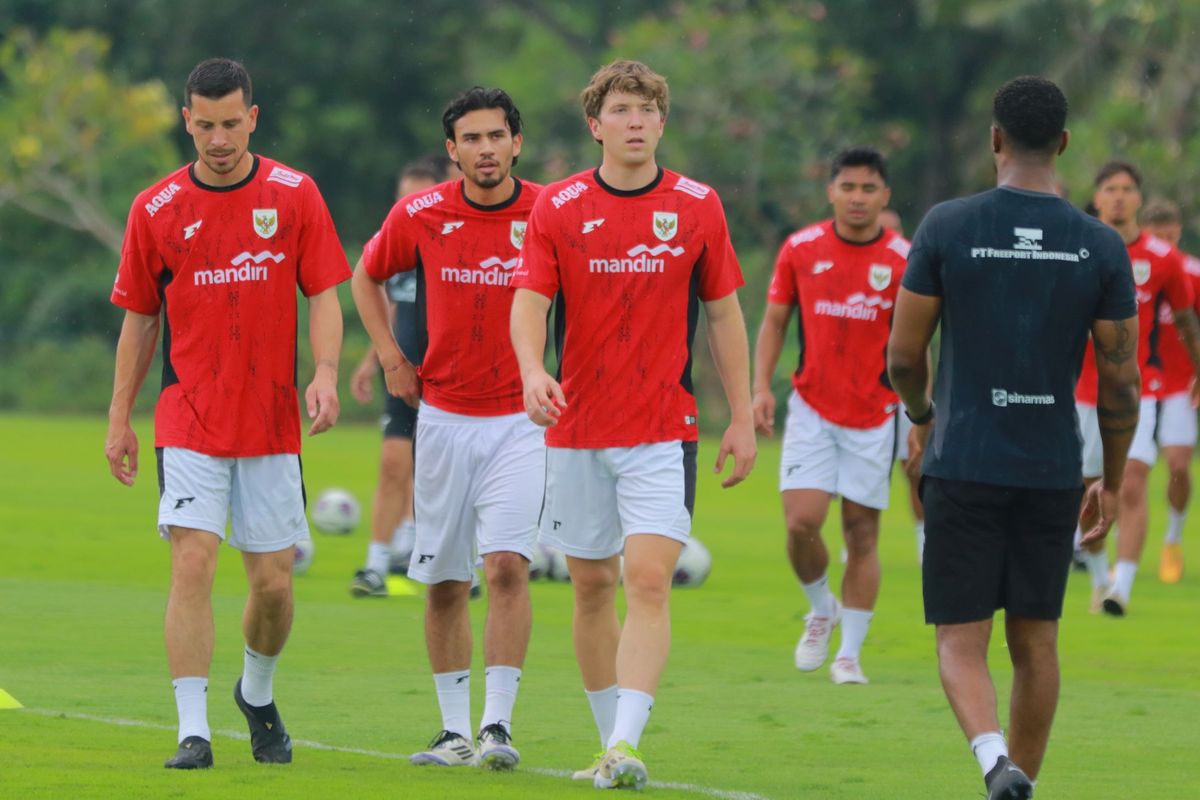 Timnas Indonesia, China, Piala Dunia 2026, Patrick Kluivert, timnas Indonesia, Kevin Diks, Indonesia Vs China, Kualifikasi Piala Dunia 2026 Zona Asia, Timnas Indonesia vs China, Patrick Kluivert Analisis Gaya China, Timnas Indonesia Percaya Diri di GBK