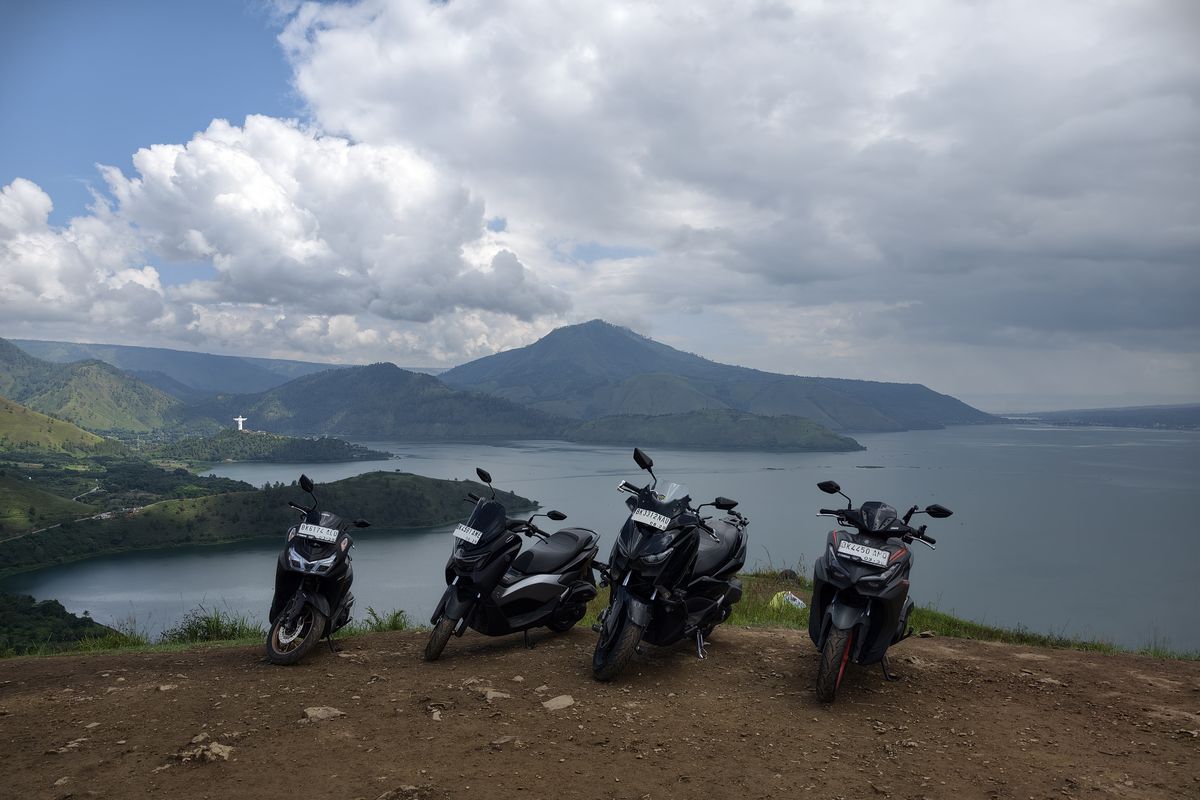 Yamaha, Bukit Holbung, Bukit Sibea-bea, Menaklukkan Bukit Holbung, Buktikan Fitur NMAX Turbo di Samosir, Tenaga Instan dan Kendali di Medan Licin,  Perjalanan MAXI Tour Boemi Nusantara naik Yamaha NMAX TurboKeamanan di Turunan Curam, Mesin Responsif dan Spesifikasi Mumpuni, Menutup Hari di Kampung Ulos