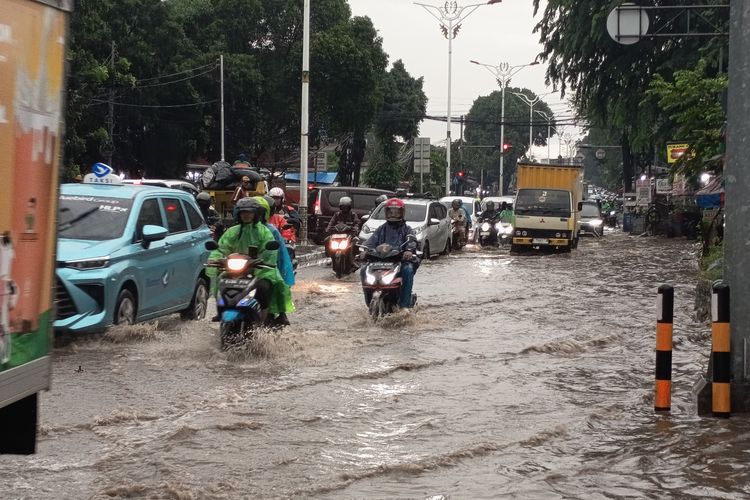selokan, genangan air, banjir, Waspada Jalan Banjir, Ini Patokan Aman Agar Mobil Tak Masuk Selokan