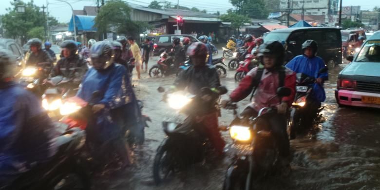genangan air, water hammer, banjir, Tips Aman Terjang Genangan Air, Jangan Asal Pilih Lajur