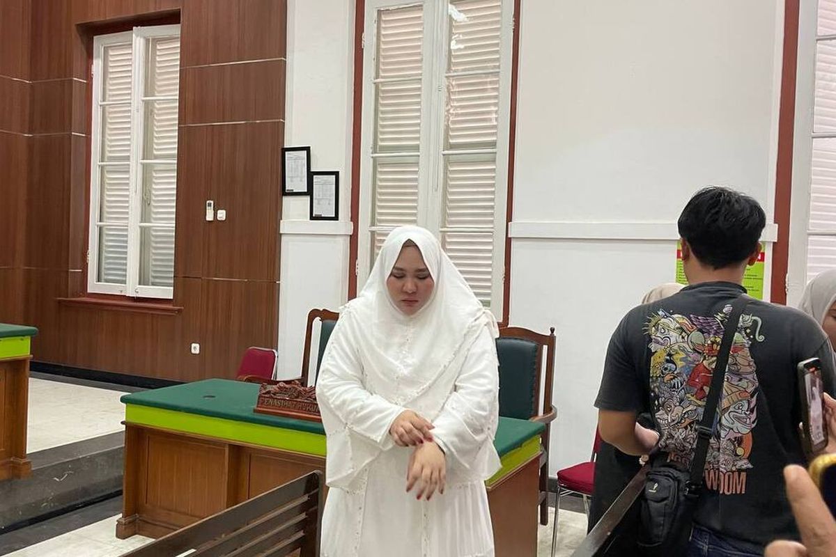 Mira Hayati, MH Cosmetic, Makassar, skincare merkuri, 5 Fakta Kasus Mira Hayati, dari, 1. Eksekusi Berdasarkan Putusan Kasasi Mahkamah Agung, 2. Vonis 2 Tahun Penjara dan Denda Rp 1 Miliar, 3. Alur Hukum, dari 10 Bulan Naik ke 4 Tahun, Berakhir di 2 Tahun, 4. Tidak Ada Perlakuan Istimewa, 5. Sempat Berstatus Tahanan Rumah karena Melahirkan