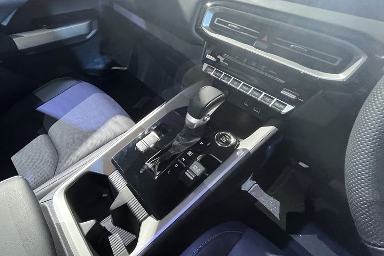 SUV 7-penumpang, Mitsubishi Destinator, Chery Tiggo 8 CSH, Fitur Keselamatan Canggih, Perbandingan Mitsubishi Destinator dan Chery Tiggo 8 CSH, Destinator Dikenalkan sebagai Basis Produksi Utama di Indonesia, Dimensi yang Menawarkan Kenyamanan Lebih, Performa Mesin yang Handal, Efisiensi Bahan Bakar yang Menjanjikan, Interior Modern dan Fitur Kenyamanan, Fitur Keselamatan yang Canggih, Layanan Purna Jual yang Menarik, Harga yang Belum Diumumkan, Kesimpulan