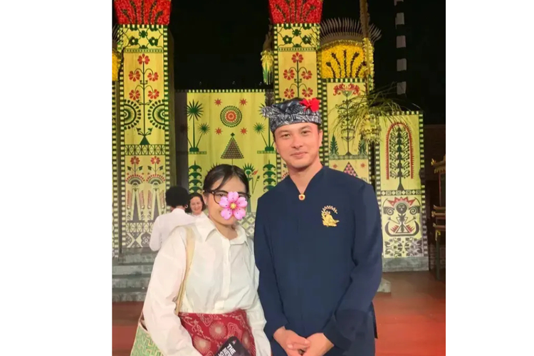 Nicholas Saputra, wastra nusantara, hut ke 80 ri, busana nicholas saputra, gaya nicholas saputra, 6 Gaya Nicholas Saputra dengan Busana Nusantara, Pakai Songkok Anyaman di HUT ke-80 RI, 1. Outer tenun kasual, 2. Beskap Jawa, 3. Nuansa adat di acara resmi, 4. Busana adat Bali dengan udeng, 5. Songkok anyaman, 6. Beskap hitam