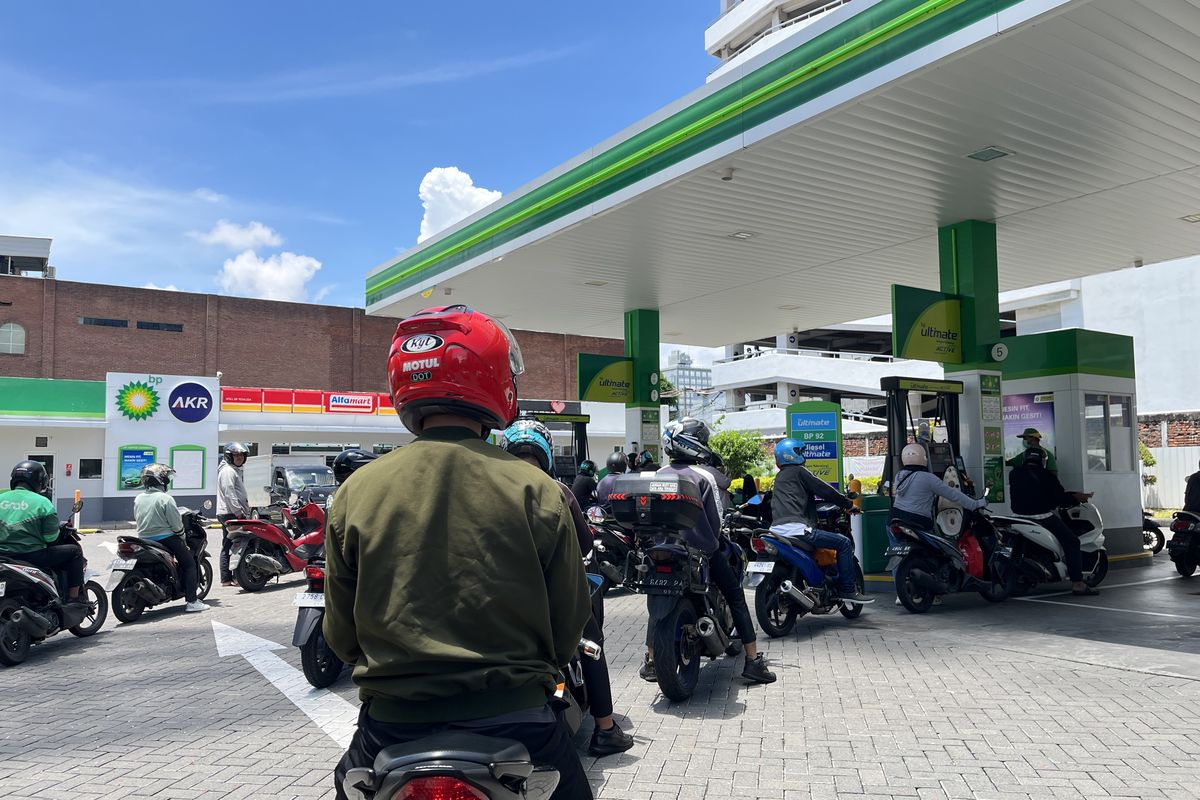 SPBU, Surabaya, Jawa Timur, SPBU BP, bp 92, BP 92 Kini Kembali Hadir di SPBU Surabaya, Pengendara Antusias Isi BBM, Ketersediaan BP 92 di SPBU Surabaya, Pengalaman Pengendara Ojek Online Menggunakan BP 92, Tarikan Mesin Lebih Responsif dengan BP 92, Kembalinya BP 92 ke Pasaran: Solusi untuk Kelancaran Pasokan, Dukungan Pemerintah dan Standar Kualitas yang Ditegakkan