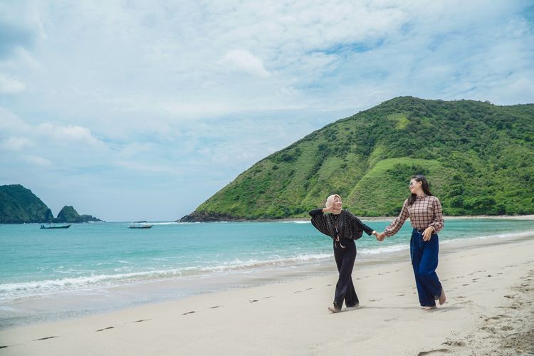 Pantai Mawun Lombok, pantai terbaik di dunia 2025, pantai mawun lombok tengah, pantai mawun di lombok, pantai mawun beach, Pantai Mawun Jadi Pantai Terbaik di Indonesia versi Turis Asing, Ada Apa di Sana?, 1. Bawa uang tunai , 2. Bawa hammock untuk bersantai, 3. Siap dihampiri pedagang , 5. Jangan pulang saat gelap