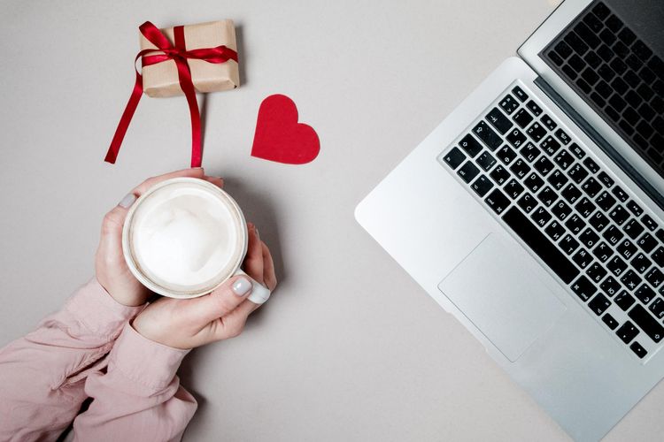 love scamming, penipuan cinta, love scam, penipuan asmara, Love scamming, penipuan cinta online, cara menccegah love scam, cara mencegah love scamming, mencegah love scamming, 6 Cara Mencegah Love Scamming, Batasi Informasi Diri di Media Sosial, 1. Batasi unggahan informasi pribadi di media sosial, 2. Hati-hati dengan rayuan yang terlalu manis, 3. Segera verifikasi identitas, 4. Hindari berikan informasi keuangan, 5. Libatkan orang terdekat, 6. Jangan ragu hentikan hubungan dan laporkan
