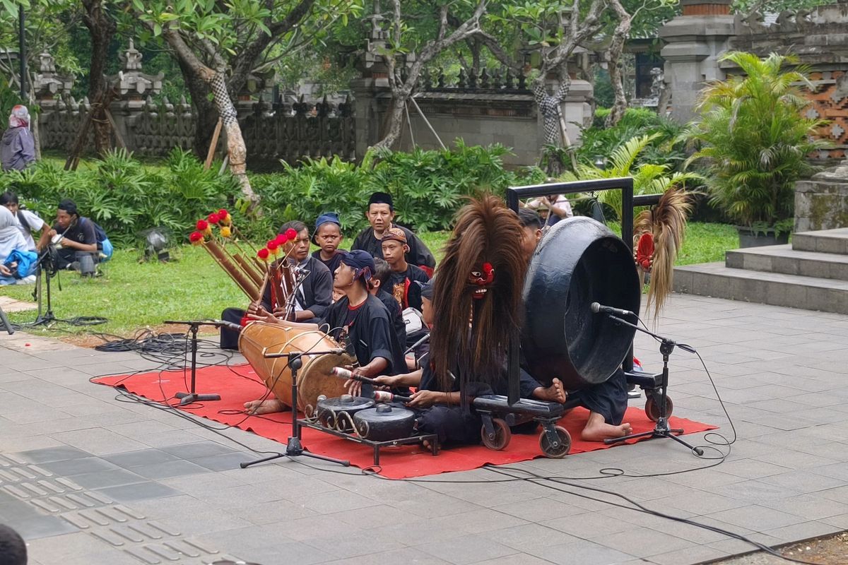 reog ponorogo, Taman Mini Indonesia Indah, libur maulid nabi 2025, reog ponorogo di TMII, reog ponorogo tmii, Turis Amerika Nonton Reog Ponorogo di TMII, Malah Salfok dengan Angklung