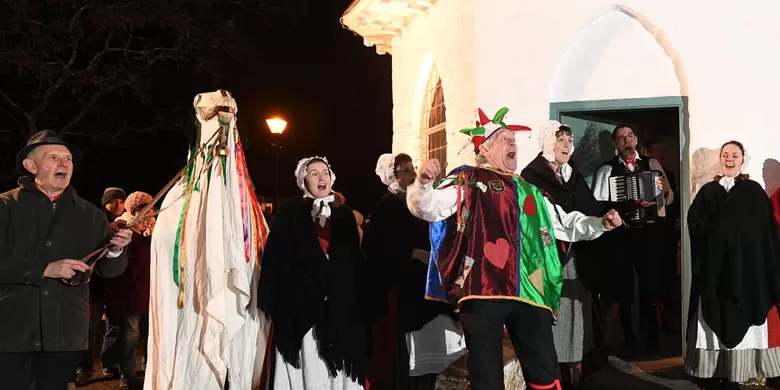Natal, Mari Lwyd, hari Natal, Mari Lwyd, Tradisi Mengarak Kostum Berkepala Tengkorak Kuda saat Natal, Asal usul nama dan sosok Mari Lwyd, Dari mana tradisi ini berasal?, Apa yang dilakukan?, Mari Lwyd dari masa ke masa