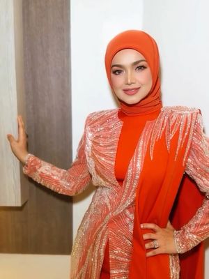 Siti Nurhaliza, Pestapora, Pestapora 2025, siti nurhaliza pestapora, outfit siti nurhaliza, 6 Outfit Siti Nurhaliza di Pestapora 2025, Nuansa Oranye yang Manis, 1. Hijab oranye terang, 2. Setelan berpayet, 3. Potongan longgar dengan detail drapery, 4. Scarf oranye menjuntai, 5. Makeup flawless bernuansa soft glam, 6. Aksesori minimalis