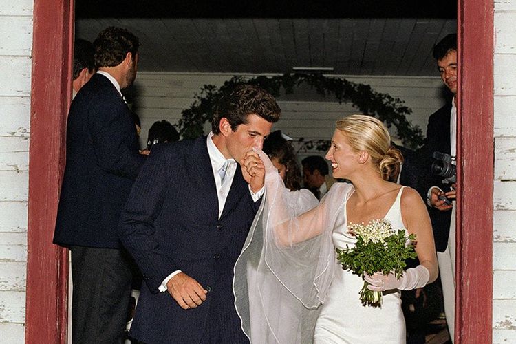 keluarga Kennedy, Carolyn Bessette, Kisah Hidup Carolyn Bessette, Perempuan yang Menjadi Istri John F. Kennedy Jr., Lahir dan besar di New York, Berkarier di dunia mode Calvin Klein, Pertemuan dengan John F. Kennedy Jr, Sosok yang tertutup dari media, Menikah dengan JFK Jr, Akhir hidup yang tragis