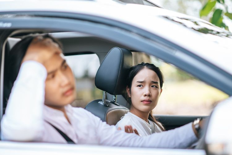 toxic relationship, toxic, hubungan toksik, apa itu toxic relationship, hubungan toxic, tanda toxic relationship, Toxic, Apa itu Toxic Relationship? Waspadai  10 Tandanya Berikut Ini, 1. Selalu merasa cemas dan takut, 2. Tidak ada rasa hormat dan sering meremehkan, 3. Gaslighting dan manipulasi, 4. Dijauhkan dari keluarga dan teman, 5. Kecemburuan berlebihan dan kontrol, 6. Ledakan emosi yang tidak terduga, 7. Tidak ada dukungan emosional, 8. Batas pribadi tidak dihargai, 9. Pertengkaran terus terjadi tanpa penyelesaian, 10. Harga diri semakin menurun