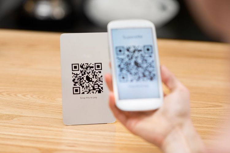 Handphone, traveling, Traveling, handphone, tips aman traveling, 5 Tips Bawa Smartphone dengan Aman Saat Traveling, Pakai layanan VPN, Selalu aktifkan fitur "Find My Device", Pakai tali gantungan HP (lanyard), Jangan scan QR code sembarangan, Pakai e-SIM