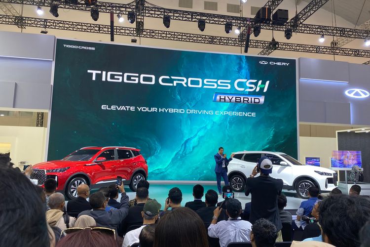 Chery Tiggo Cross CSH, Mobil Hybrid, GIIAS 2025, SUV terjangkau, Plus Minus Chery Tiggo Cross CSH di Mata Pengunjung GIIAS 2025, Chery Tiggo Cross CSH: Inovasi Mobil Hybrid yang Menarik Perhatian di GIIAS 2025, Meskipun Ada Keraguan, Pengunjung Memberikan Kesan Positif, Harga dan Efisiensi Bahan Bakar Menjadi Daya Tarik Utama, Chery Tiggo Cross CSH: Strategi Perluasan Pasar yang Ambisius