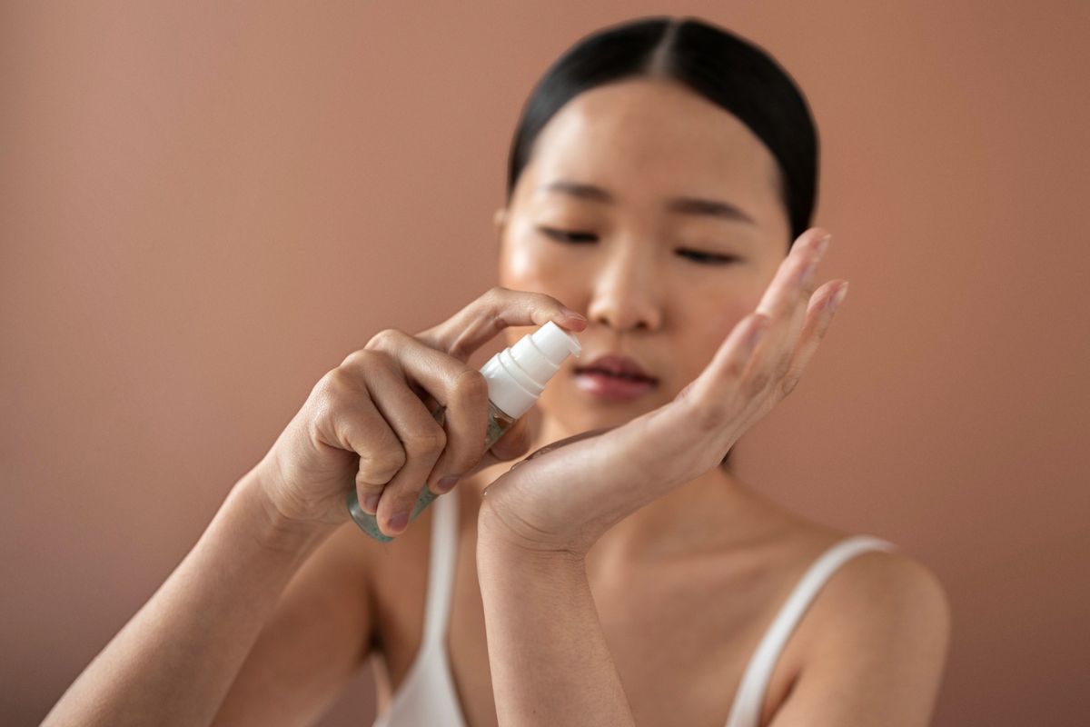 vitamin untuk kulit, basic skincare, merawat kulit wajah, skincare usia 40 tahun keatas, tips merawat kulit usia 40 tahun, skincare untuk usia 40 tahun keatas, tips skincare, skincare usia 40 tahun, perawatan kulit usia 40 tahun, vitamin untuk usia 40 tahun keatas, 2 Tips Perawatan Kulit Usia 40 Tahun ke Atas, Perhatikan Basic Skincare