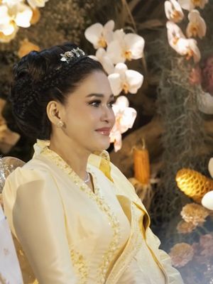 Maia Estianty, Ahmad Dhani, El Rumi, Syifa Hadju, gaya Maia Estianty, 9 Gaya Maia Estianty Saat Lamaran El Rumi–Syifa Hadju, Anggun Bernuansa Butter Yellow, 1. Warna butter yellow yang lembut, 2. Kebaya rancangan desainer lokal, 3. Detail bordir, 4. Selendang dengan draping elegan, 5. Riasan glowy, 6. Riasan mata yang lembut, 7. Tatanan rambut klasik nan rapi, 8. Aksesori rambut, 9. Cincin statement