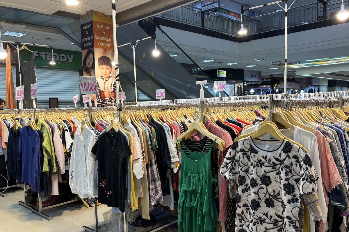 pakaian bekas, thrifting, larangan impor pakaian bekas, Pakaian Bekas Impor, larangan pakaian bekas impor, menteri keuangan purbaya yudhi sadewa, isu pembatasan pakaian bekas, isu pembatasan impor pakaian bekas, Pedagang Thrifting di Depok Bingung Hadapi Larangan Impor Pakaian Bekas, Larangan impor pakaian bekas bikin pedagang bingung, Khawatir aturan baru mempersulit pedagang thrifting, Harga produsen pakaian lokal perlu disesuaikan, Pedagang thrifting ingin kebijakan pemerintah lebih adil, Larangan impor pakaian bekas ilegal