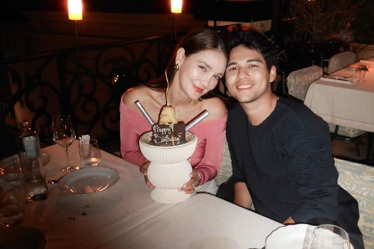 Luna Maya, ulang tahun luna maya, luna maya dan maxime bouttier, outfit luna maya, honey moon luna maya, 6 Outfit Luna Maya Saat Birthday Dinner di Italia, Nuansa Pink, 1. Gaun pink panjang dengan potongan feminin, 2. Off-shoulder top kasual, 3. Celana putih, 4. Topi fedora yang edgy, 5. Makeup natural dengan sentuhan pink, 6. Aksesori
