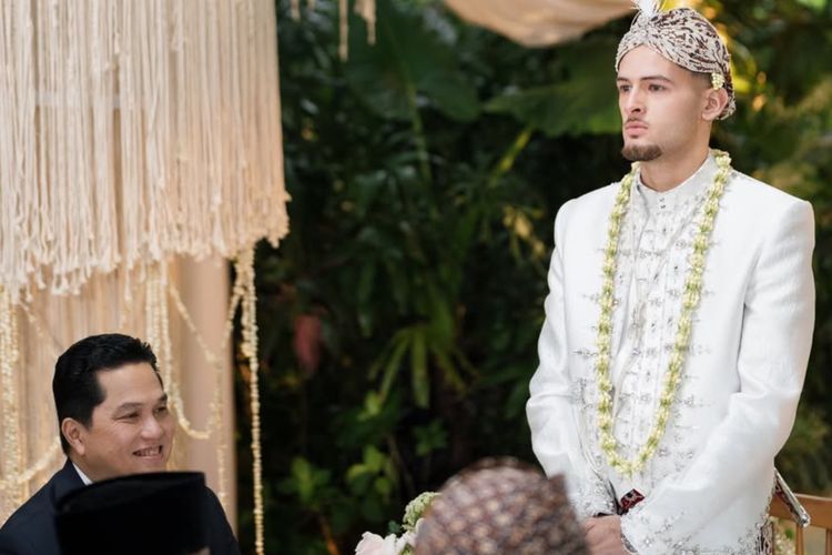 Jennifer Coppen, Justin Hubner, 5 Gaya Akad Nikah Jennifer Coppen dan Justin Hubner, Balutan Adat Jawa, 1. Jennifer tampil anggun dengan kebaya putih berhiaskan payet, 2. Riasan paes memperkuat nuansa adat Jawa, 3. Sanggul klasik dihiasi aksen bunga merah, 4. Justin Hubner tampil gagah dengan beskap putih, 5. Blangkon dan ronce melati melengkapi penampilan