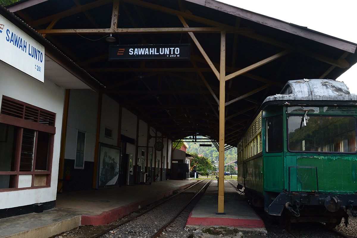 Kereta Api, kereta api, Kereta Api Indonesia, sejarah kereta api, sejarah kereta api Indonesia, sejarah kereta api dari masa ke masa, sejarah transportasi Indonesia, beda kereta api dulu dan sekarang, Dulu dan Sekarang, Begini Perubahan Besar Kereta Api Indonesia dari Zaman Kolonial hingga Era Modern, 1. Jalur Rel yang Dulu Lebih Panjang dan Luas, 3. Dari Tiket Calo ke Pemesanan Online H-90, 4. Pedagang Asongan Kini Digantikan Pramugara dan Pramugari, 5. Lokomotif Uap Berganti Mesin Diesel dan Listrik, 6. Jadwal Keberangkatan Kini Tepat Waktu, 7. Fasilitas Modern Setara Pesawat
