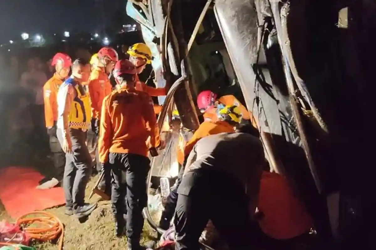kecelakaan, Kronologi Bus Zentrum Kecelakaan di Tol Pejagan–Pemalang: 1 Tewas, 24 Orang Luka-luka
