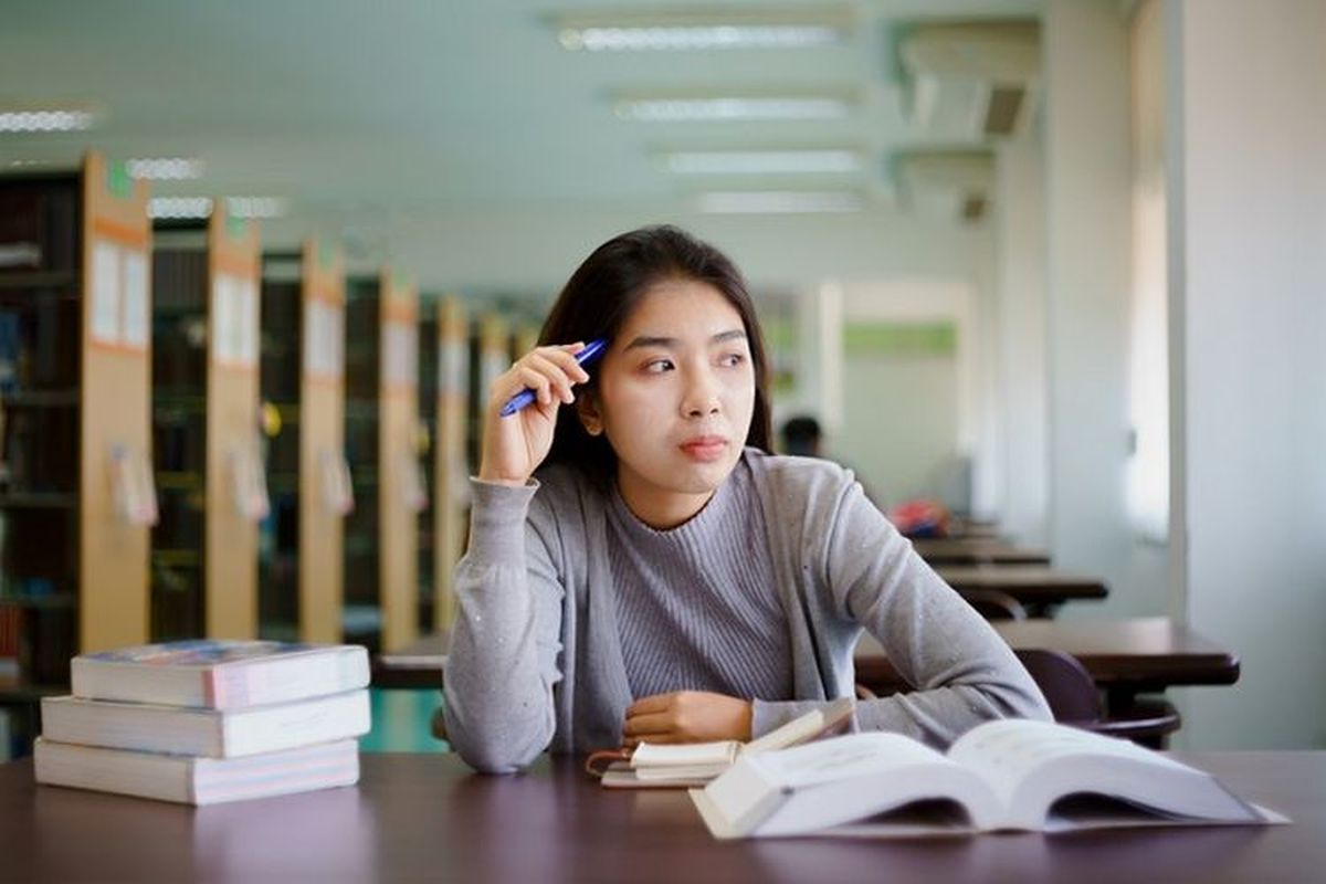 jurusan kuliah, Jurusan Kuliah yang Masih Relevan dan Tidak Relevan di 2026, Apa Saja?, 1. Artificial Intelligence (AI), 2. Keamanan Siber, 3. Psikologi Industri dan Kesehatan Mental, 4. Desain Komunikasi Visual (DKV) Berbasis UI/UX, 5. Bioteknologi dan Rekayasa Hayati, 6. Bisnis Digital dan Financial Technology (Fintech), 7. Teknik Lingkungan dan Energi Terbarukan, 1. General Business Administration (termasuk MBA), 2. Computer Science (Ilmu Komputer), 3. Mechanical Engineering (Teknik Mesin), 4. Akuntansi, 5. Bahasa Inggris dan humaniora, 6. Sosiologi dan ilmu sosial, 7. Sejarah dan filsafat, 8. Seni liberal