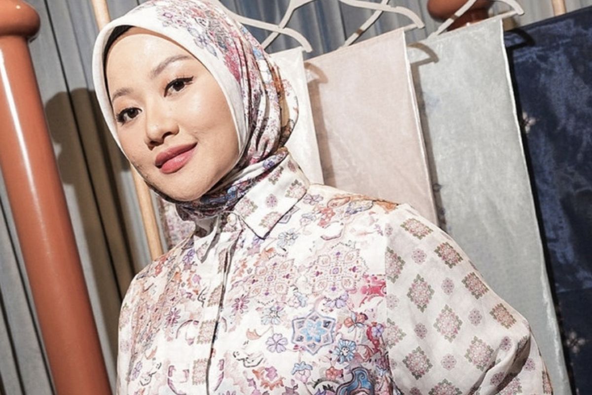 Benang Jarum, Allyssa Hawadi, tips memilih baju Lebaran, Tips Memilih Baju Lebaran ala Allyssa Hawadi, Sesuaikan Style dengan Peran, 1. Sesuaikan dengan peran dan aktivitas, 2. Utamakan bahan yang flowy, 3. Pilih baju yang busui-friendly, 4. Mix and match motif dan warna, 5. Siapkan lebih dari satu tampilan