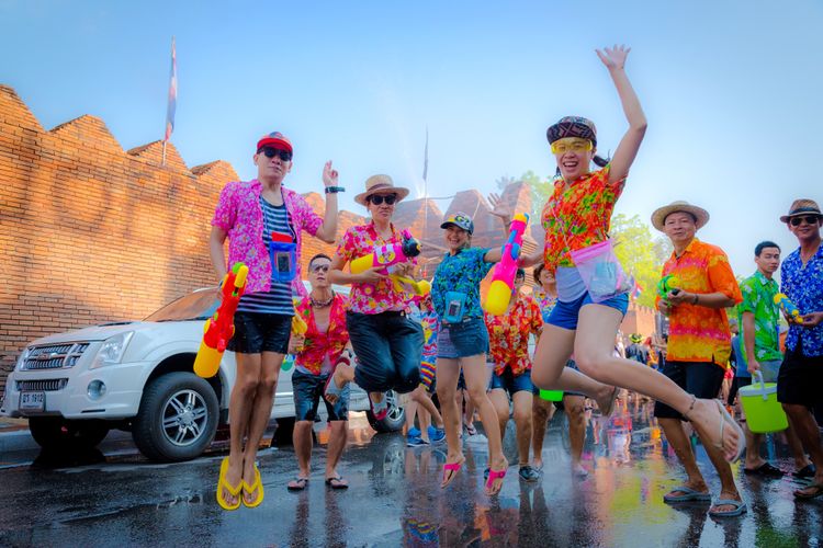 Songkran 2026, aturan Songkran, Pertama Kali Ikut Pesta Air Songkran di Thailand, Ini 10 Aturannya, 1. Dilarang mengganggu orang lain, 2. Wajib menjaga barang pribadi, 3. Berkendara dalam kondisi sadar, 4. Dilarang menggunakan pistol air bertekanan tinggi, 5. Dilarang menjual alkohol, 6. Dilarang mengadakan pesta bubuk pasta putih di area tertentu, 7. Wajib berpakaian sopan, 8. Mengemudi sambil mabuk, 9. Dilarang ngebut, 10. Acara dan pengeras suara wajib mengantongi izin