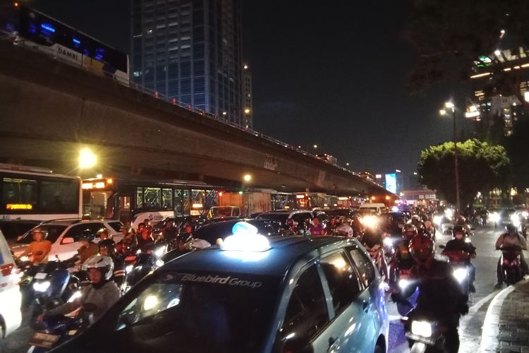 macet, Semanggi, Transjakarta, macet di jakarta, driver ojol, Macet di jakarta hari ini, Kisah di Balik Macet Parah di Jakarta Rabu Malam, Driver Ojol Tidak Bergerak, Penumpang TJ turun di Tengah Jalan