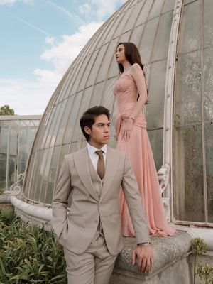 prewedding, Syifa Hadju, 7 Gaya Prewedding Syifa Hadju dan El Rumi di London, Nuansa Dreamy, 1. Strapless dress fitted Syifa Hadju, 2. El Rumi tampil dengan jas beige, 3. Gaya rambut Syifa Hadju bergelombang, 4. Makeup, 5. Pose di Depan Rumah Kaca, 6. Jalan di Tengah Cahaya Matahari
