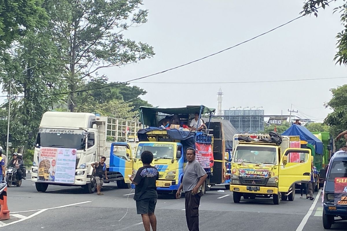 Surabaya, demo ODOL, sidoarjo, demo truk odol, demo sopir truk odol surabaya, Demo sopir truk, demo truk jawa timur, demo sopir truk hari ini, demo truk hari ini, demo odol, demo truk, demo sopir truk odol, demo odol surabaya, Ribuan Sopir Truk Demo di Surabaya, Ini Deretan Tuntutan Terkait Kebijakan ODOL