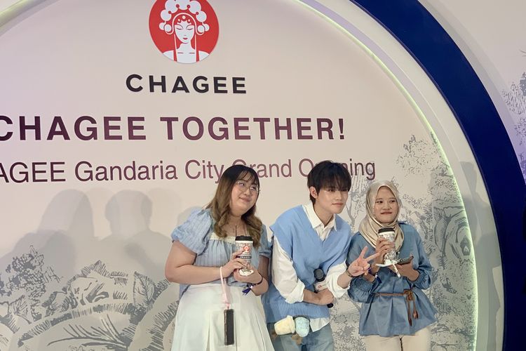 Chenle NCT, chagee mal gandaria city, menu chagee favorit chenle nct, chagee gandaria city, Momen Chenle NCT Racik Minuman Chagee untuk Penggemar di Jakarta