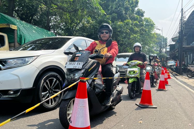 Kemacetan, Jalan Ambles di Lenteng Agung Bikin Macet Sampai Flyover Tapal Kuda