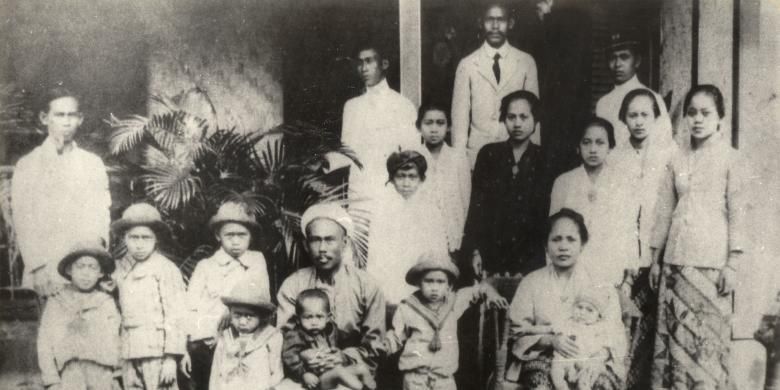 fatmawati, Soekarno, Presiden Soekarno, haryati, istri soekarno, Ratna Sari Dewi, Siti Oetari, hartini, hartini istri sukarno, Heldy Djafar, inggit ganarsih, Ratna Sari Dewi Soekarno, fatmawati istri soekarno, istri bung karno, yurike sanger, yurike sanger istri bung karno, 9 istri soekarno, siapa istri bung karno, siapa istri pertama bung karno, siapa saja istri bung karno, siapa nama istri bung karno, kartini manopo, Kisah 9 Istri Bung Karno, dari Oetari hingga Heldy Djafar, 2. Inggit Garnasih, Pendamping di Masa Sulit, 3. Fatmawati, Ibu Negara Pertama RI, 4. Hartini, Istri yang Setia di Istana, 5. Ratna Sari Dewi, Perempuan Jepang Cinta Bung Karno, 6. Haryati, Penari Istana yang Singkat Menjadi Istri, 7. Yurike Sanger, Istri yang Diberi Rumah di Cipinang, 8. Kartini Manopo, Pramugari dan Model Lukisan, 9. Heldy Djafar, Istri Termuda Bung Karno