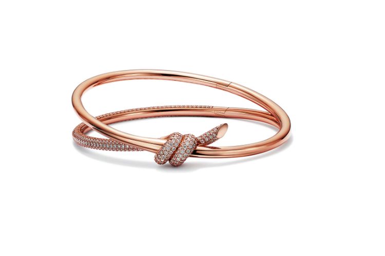Kilau Mewah Perhiasan Alyssa Daguise saat Pengajian 7 Bulanan, Nuansa Rose Gold, 1. Pendant Rose Gold dengan Berlian, 2. Drop Earrings Rose Gold, 3. Double Row Ring Tiffany Knot, 4. T1 Narrow Diamond Hinged Bangle, 5. T1 Ring Rose Gold dengan Berlian