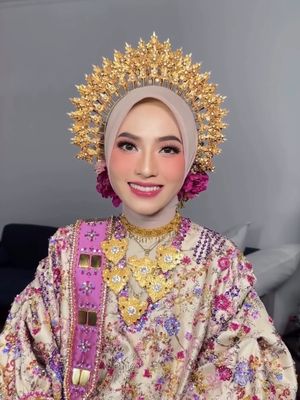 Feby Putri, feby putri menikah, adam febrian, busana adat bugis, gaya pernikahan feby putri, 8 Gaya Pernikahan Feby Putri dan Adam Febrian, Kental Adat Bugis, 1. Gaun pengantin adat Bugis bernuansa merah, 2. Hijab merah serasi dengan busana, 3. Aksesori, 4. Riasan wajah yang bikin pangling, 5. Busana akad bernuansa ungu pastel Feby Putri dan Adam Febrian tampil elegan dalam adat Bugis saat menikah. Dari prosesi Mapacci hingga akad nikah, semua detail sarat makna dan simbol., 6. Bunga Niguba, 7. Makeup natural dengan sentuhan bold, 8. Adam dengan baju bodo pria 
