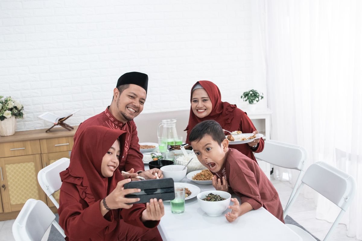 Diet, makanan berminyak, karbohidrat, sembelit, protein tinggi, Lebaran 2025, berat badan meningkat saat lebaran, 4 Cara Mencegah Berat Badan Naik selama Lebaran, Hindari 3 Makanan Ini, 1. Atur pola makan, 2. Perhatikan porsi makanan, 3. Olahraga ringan, 4. Konsumsi serat dan air minum