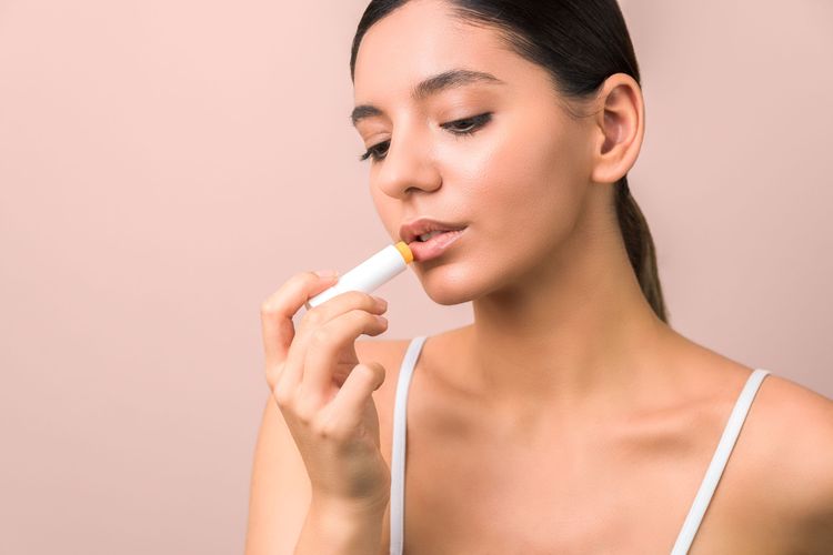 bibir kering, pelembap bibir, bibir pecah pecah, tips mengatasi bibir kering, cara melembapkan bibir, penyebab bibir pecah, cara merawat bibir, 2 Cara Mengatasi Bibir Kering dan Pecah-pecah agar Tetap Lembap