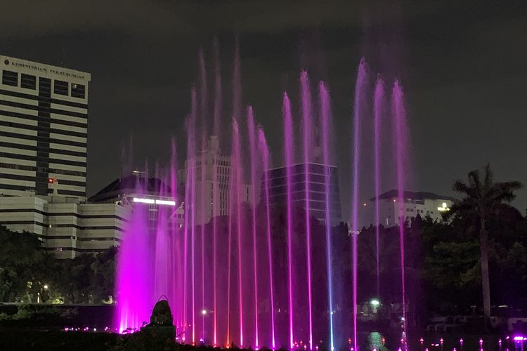 Air Mancur Menari Monas, air mancur menari monas, air mancur menari monas 2025, video mapping monas jam berapa, air mancur menari monas hari ini, video mapping monas hari ini, tips nonton video mapping monas, tips nonton air mancur menari monas, tips wisata di monas, 3 Tips Nonton Air Mancur Menari dan Video Mapping di Monas
