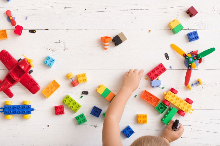 anak main sendiri, independent play, tips parenting, independent play adalah, cara agar anak mau main sendiri, cara anak main sendiri, cara independent play, cara anak independent play, Ini Cara Melatih Anak Main Sendiri di Rumah Menurut Pakar