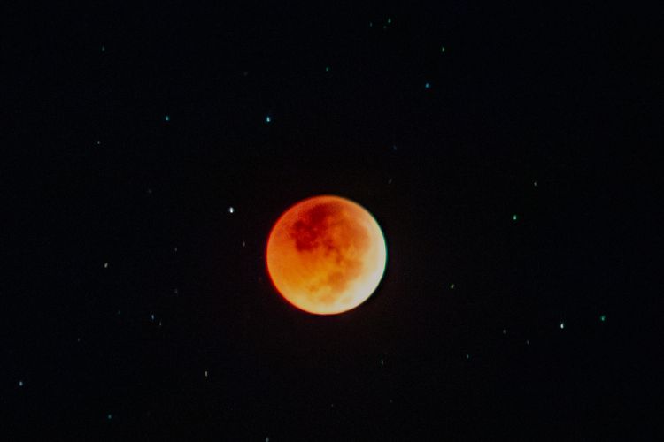 fenomena langit, Catat Tanggalnya, Ini Daftar Fenomena Langit 2026: Ada Supermoon dan Blood Moon, Awal Tahun: Supermoon Wolf Moon dan Oposisi Jupiter, Februari: Fenomena Langka "Parade Enam Planet", Maret: Gerhana Bulan Total "Blood Moon" dan Ekuinoks, Juni: Konjungsi Venus dan Jupiter, Agustus: Puncak Fenomena Gerhana Matahari Total, Akhir Tahun: Penutup yang Megah