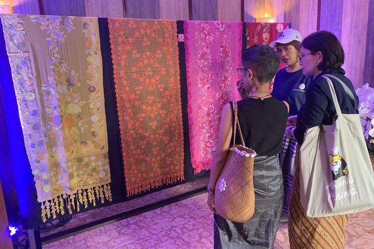 Rangkaian Bunga dan Budaya pada Wastra Nusantara, pameran wastra nusantara 2025, pameran wastra nusantara quoriena ginting, pameran di cikini 82, cerita quoriena ginting, 50 Koleksi Wastra Nusantara di Cikini 82, Ada Tenun Langka dari Bali