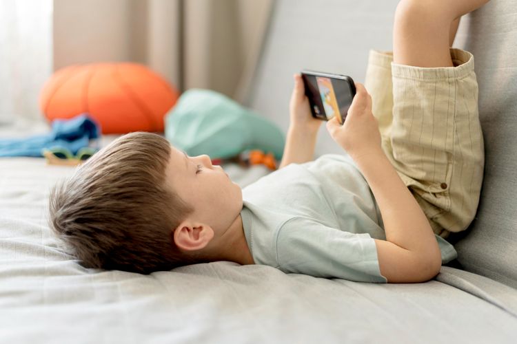 dampak gadget bagi anak, bonding orangtua dan anak, bonding anak dan orang tua, anak main gadget, dampak gadget pada bonding orangtua dan anak, dampak negatif gadget, dampak gadget, dampak negatif penggunaan gadget, 3 Dampak Gadget pada Bonding Anak dan Orangtua