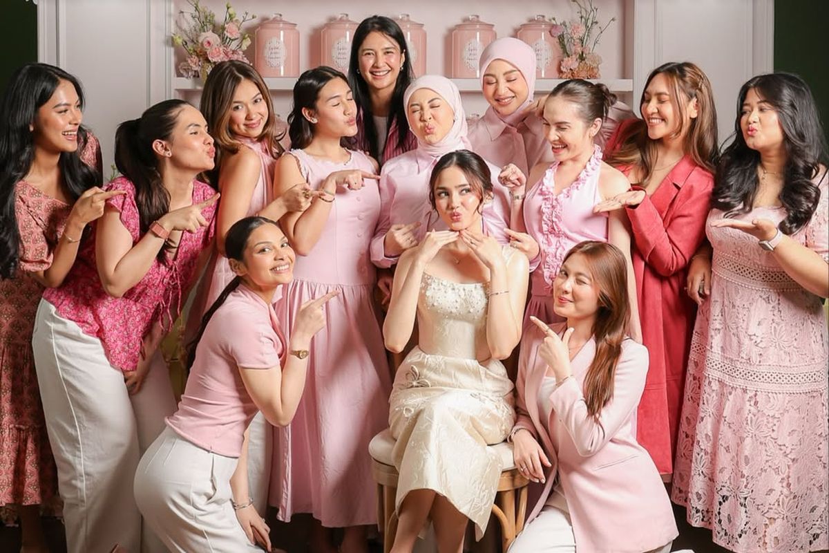 Syifa Hadju, outfit Syifa Hadju, 7 Detail Outfit Syifa Hadju saat Bridal Lunch, Manis dan Anggun, 1. Dress Putih dengan Sentuhan Feminin, 2. Siluet Body-Fit yang Elegan, 3. Makeup Natural Glowing, 4. Tatanan Rambut Simpel dan Lembut, 5. Aksesori Minimalis, 6. Palet Warna Serasi dengan Dekorasi, 7. Heels dengan Detail Manis