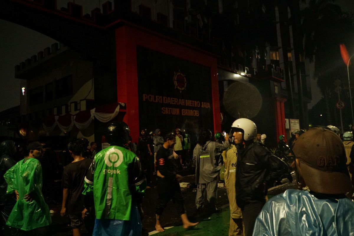polisi keroyok demonstran, penganiayaan polisi, demo 28 agustus 2025, brimob lindas ojol, brimob lindas ojek online, ojol dilindas brimob, Hoaks Driver Ojol Umar yang Dikabarkan Tewas, Kondisi Selamat dan Dirawat di RS Pelni