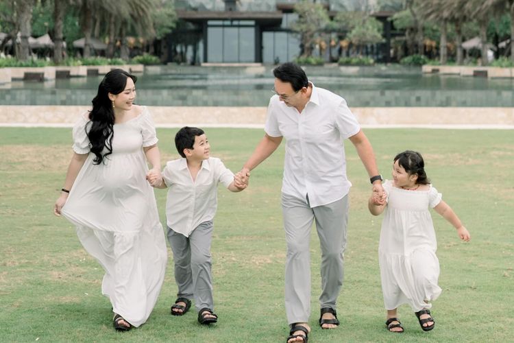 istri Ahok, Puput Nastiti Devi, ahok sekarang jadi apa 2025, istri basuki tjahaja purnama sekarang, puput nastiti devi hamil anak ketiga, 5 Style Puput Nastiti Devi Saat Foto Kehamilan Bareng Keluarga, Nuansa Putih, 1. Long dress putih, 2. Sentuhan kasual dengan sandal hitam, 3. Aksesoris, 4. Makeup: natural dan glowing, 5. Rambut: wavy dengan poni belah dua