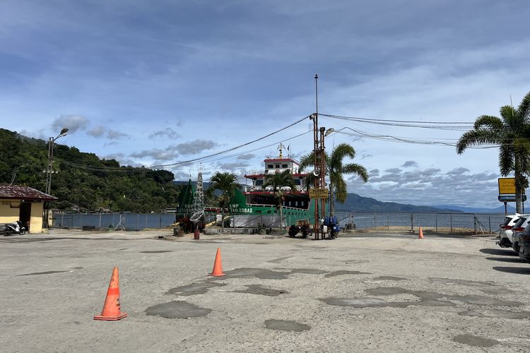 kapal dari ajibata ke tomok, kapal ferry pelabuhan ajibata parapat, jadwal kapal dari ajibata ke tomok, pelabuhan ajibata ke samosir, Menyeberangi Danau Toba, Perjalanan Naik Kapal ke Pulau Samosir