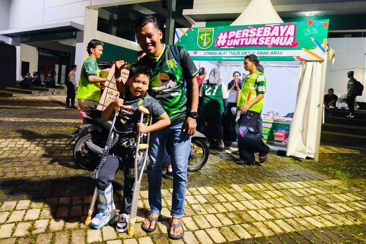 Persebaya, Bonek, alat tulis, Donasi, anak-anak, Ketika Kasih Sayang dari Bonek Jadi Asa untuk Anak-anak Indonesia...