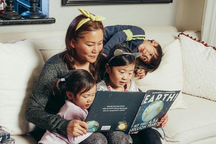 Cara membacakan buku cerita untuk anak, manfaat membaca buku untuk anak, membaca buku untuk anak, membaca buku anak lebih menyenangkan, manfaat membacakan anak buku, membacakan anak buku cerita, membacakan buku pada anak, cara membacakan buku cerita untuk anak, 4 Cara Membacakan Buku untuk Anak, Lebih Menarik dan Interaktif, 1. Ajak anak memahami cerita secara lebih luas, 2. Ajak anak berinteraksi dengan isi buku, 3. Gunakan teknik bermain peran (roleplay), 4. Bangun imajinasi anak dengan pertanyaan terbuka