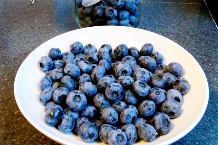makanan yang baik untuk otak, Makanan untuk otak, makanan untuk otak cerdas, 8 Makanan Ini Bermanfaat untuk Daya Ingat dan Kesehatan Otak, 1. Brokoli, 2. Blueberry, 3. Ikan berlemak, 4. Biji chia, 5. Raspberry, 6. Telur, 7. Cokelat hitam, 8. Sayuran hijau tua